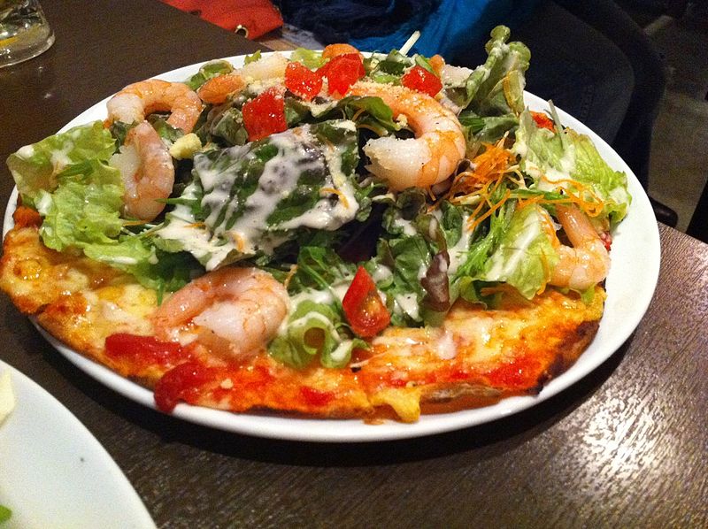 salad pizza with shrimp